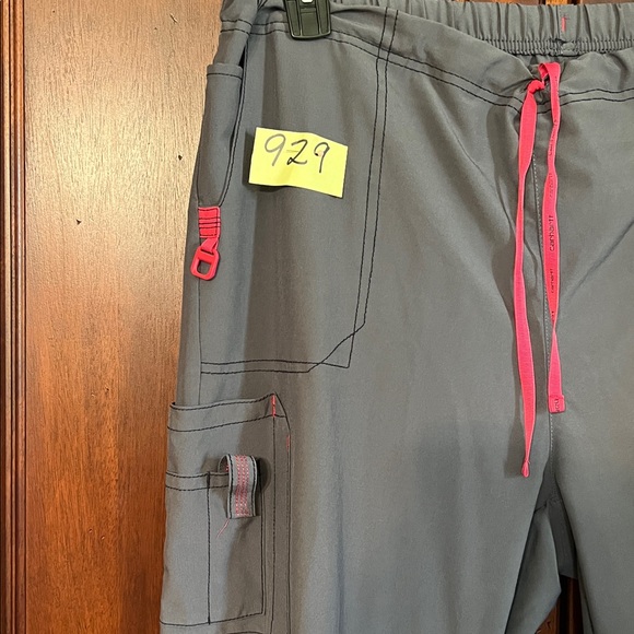 Women gray Carhartt scrubs Pants with Pink Drawstring Size 2 X - Picture 3 of 7